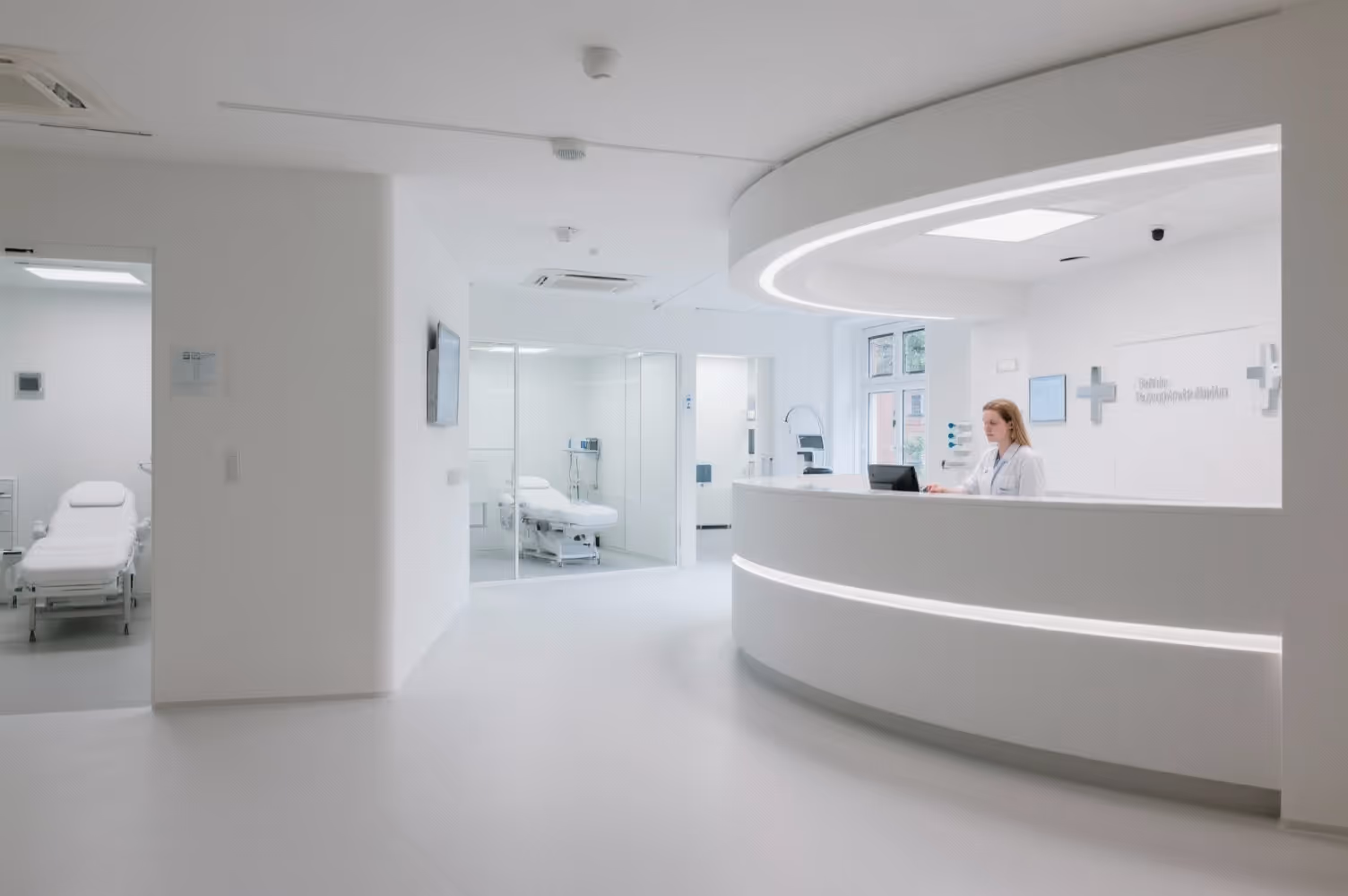 Moderne und hygienische Arztpraxis in Berlin mit Empfangsbereich und Behandlungsräumen