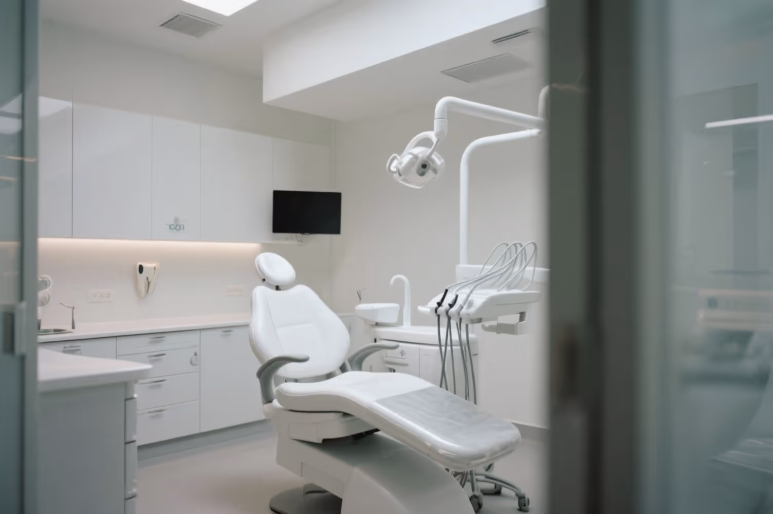 Hygienischer Behandlungsraum in einer Zahnarztpraxis mit Zahnarztstuhl und Geräten